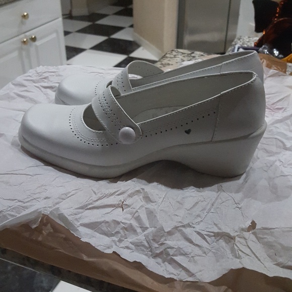 SHOES - Picture 2 of 3